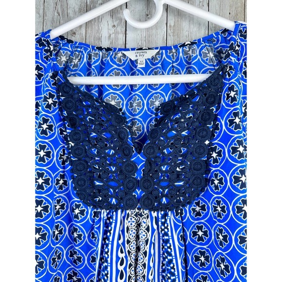 Crown & Ivy Womens‎ Tops Sz XS Navy Blue Floral Lace Trim Split Neck 3/4 Sleeves - Picture 4 of 7